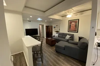 Image de T-Street Charmer. Close to the beach, downtown San Clemente, and restaurants.