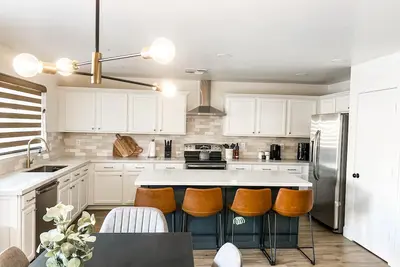 Image de Family friendl 4 Br + king bed + outdoor dinning!