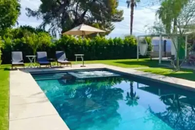 Image de 70’s Style, Private Pool and Yard, Dogs Ok! Close to restaurants and shopping!