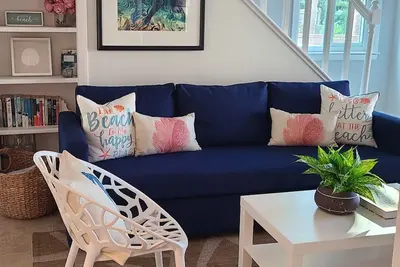 Image de Large 3/3 pet friendly house across the street from the beach.