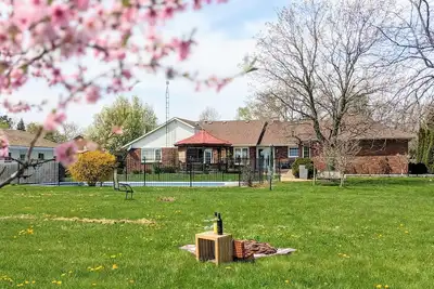 Image de A poolside guest suite nested in a beautiful orchard along winery route