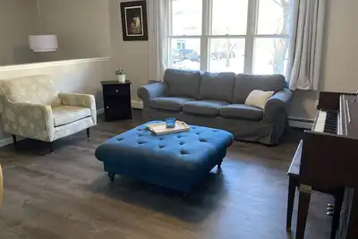Large, comfortable family home! 7 min to beach.