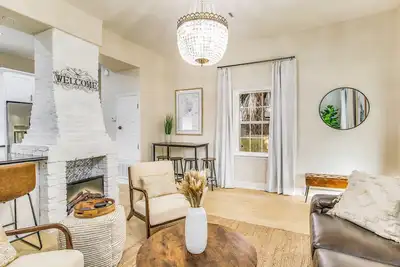 Image de Historic Home Downtown- 15 min from beach (pet friendly)