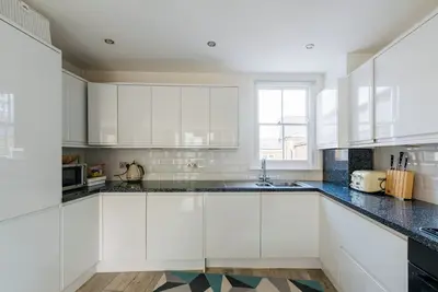 Comfortable and spacious Fulham apartment - homely and inviting.