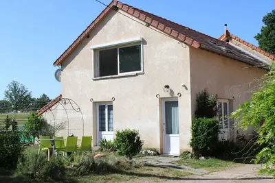 Image de Gîte familial avec terrasse à la ferme, proche Montluçon, idéal pour 4 pers, draps et serviettes inclus