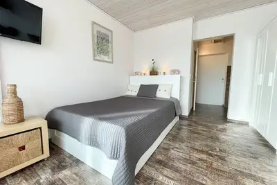 Image de Fb06. 05 - Modern studio apartment with a view from the 6th floor