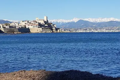 Image de Plage à pied Beau 3 pièces climatisé en plein centre ville d'Antibes