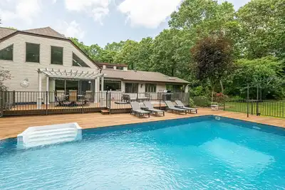 Image de Stunning Renovated 1. 7 Acre Estate w\/ Heated Pool in Southampton
