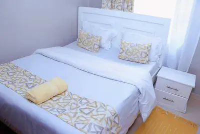 Image de 7 minutes to a three bedroom apartment with an ensuite master bedroom