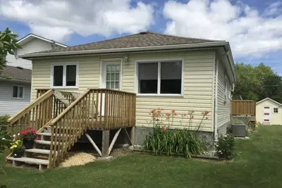 Image de In Gimli a cottage close to the beach and uptown.