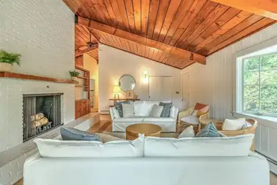 Image de Rhody Beach Bungalow - Downtown Wakefield! 7 minutes to Narragansett Beach!