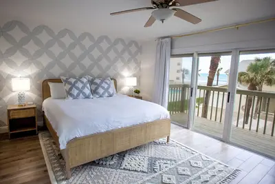 Image de Newly renovated townhouse steps from the beach and pool