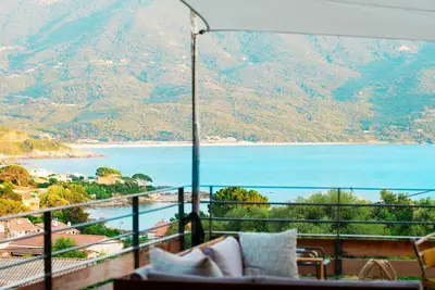 Image de Villa perchée entre mer et maquis, avec piscine