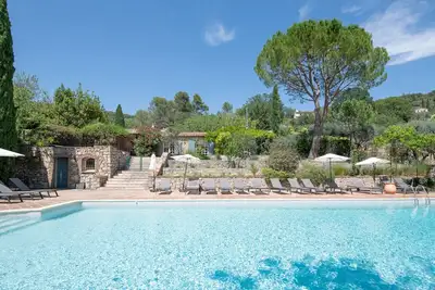 Image de Provencal farmhouse in a domain with tennis and swimming pool