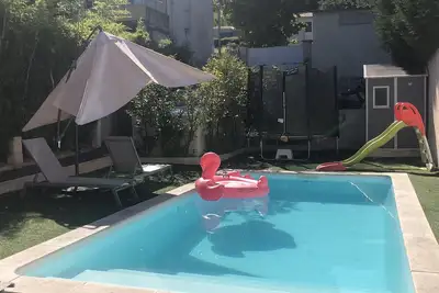 Image de Petite maison provençale en village avec jardin et piscine