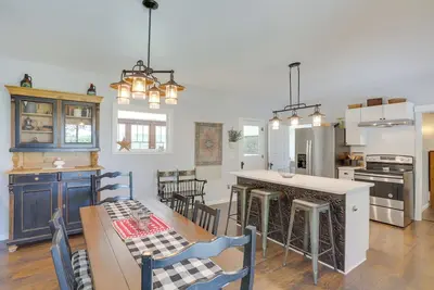 Image de South Haven Farmhouse w/ Fire Pit, 4 Mi to Beach!