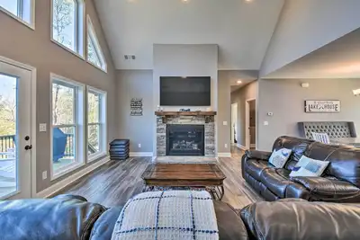 Image de Lake Keowee Getaway: Boat Dock, Deck, Grill!