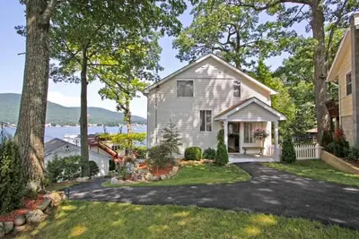 Image de Stunning lakefront house (#3) 10 minute walk to village!