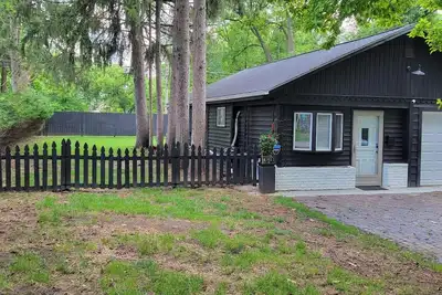 Image de A Couple's Urban Get-A-Way Bungalow Under The Pines