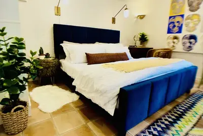 Image de Trendy Bungalow, 1 King + 1 Queen, Upscale Design, Quiet & Private! 6 Mins to Dt