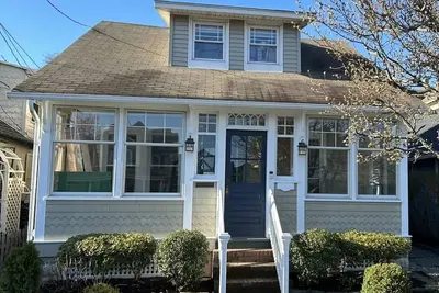 Image de Ocean Grove newly renovated beach house!