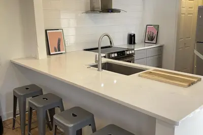 Image de Uptown Gem - Next to Stadium!