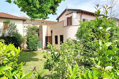 Image de Small villa with garden in strategic location