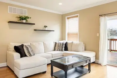 Image de Charming 3br & 2. 5Ba nested in Kop w parking, close to Conshy & downtown Philly.