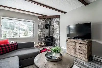 Image de ski-in/ski-out, outdoor pool, hot tub, wood fire place, Bbq