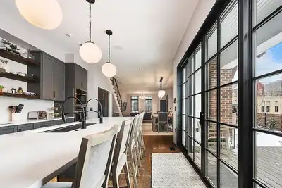 Image de Luxury Home ★ Amazing Yard ★ Firepit ★ 2 Rooftop Decks