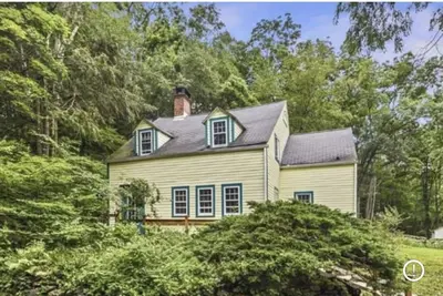 Image de Historic Luxury Farmhouse with Serene Pond