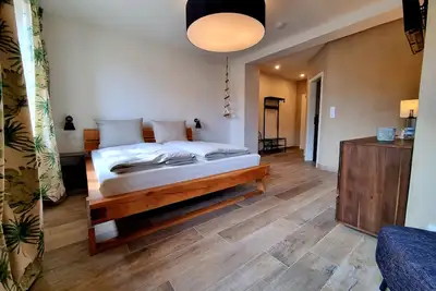 Image de Maison-Supérieure-Salle de bain-Vue sur Jardin-9-Zimmer Denkmal-Haus