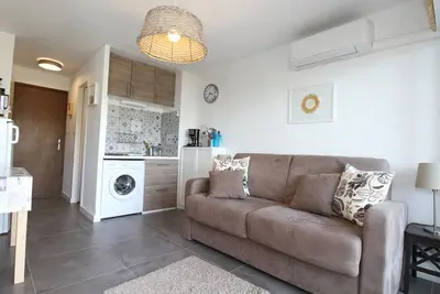 Image de Charmant studio rénové avec grande terrasse, climatisation, parking privé, proche commerces et Thermes