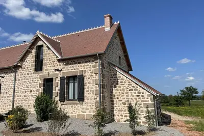 Charmant gîte à la ferme avec tout confort, proche de Bourbon-l'Archambault, idéal pour randos et curistes