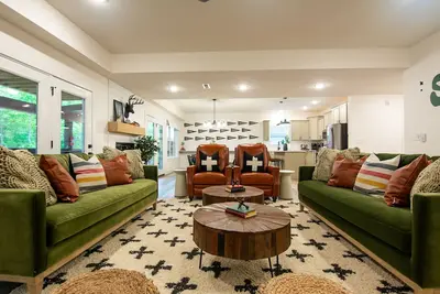 Image de Hot tub, Pool table, Dog-friendly, Indoor pool | Camp Stillwater