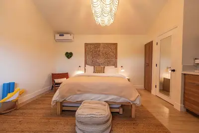Image de Private Beach Access & Ocean Breezes | Your Perfect Getaway
