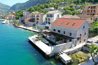 Image de Luxurious Waterfront Three- Bedroom Villa in Muo