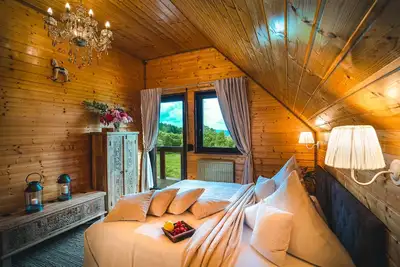 Image de Luxury Mountain Lodge & Spa w\/hot-tub, heated pool and sauna - Chalet