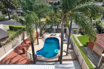 Image de Evies White House Oasis I Pool & Close to Airport