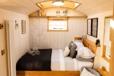 Image de Luxurious shepherd's hut with star gazing skylight, secluded countryside location with fantastic views