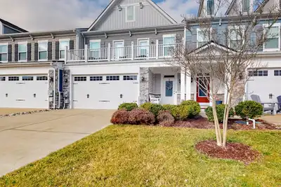 Image de Ocean View Beach Club home with fenced yard, grill, pool, hot tub, & sauna