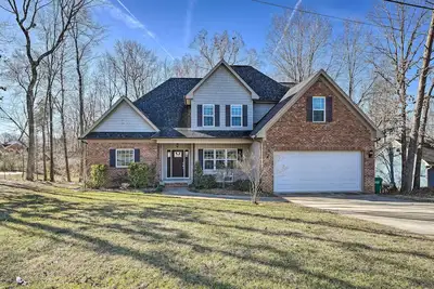 Image de High Point Home ~ 1 Mi to Oak Hollow Lake!