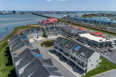 Image de 3 minute drive to the boardwalk! Family-sized townhouse located in
