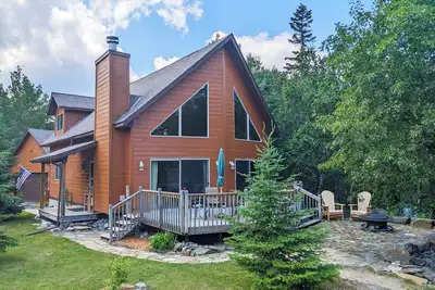 Image de Room to gather inside and out with Rainy Lake access!