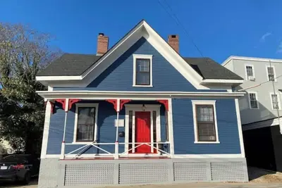 Image de Downtown Historic Home - Free Parking & Backyard!