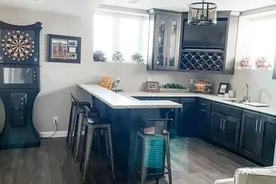 Image de Eaa | Private Home | 15 Minute Commute to Airventure