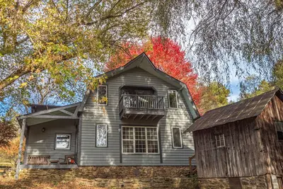Image de Private Historic Farmhouse Cabin on 30 acres 15 minutes from Asheville