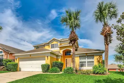 Beautiful 5 Bed Home with Pool and Spa- 2710fkd