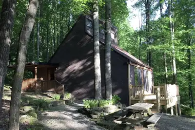 Image de Mid-century A-frame style cabin with lake views near the heart of Amish Country