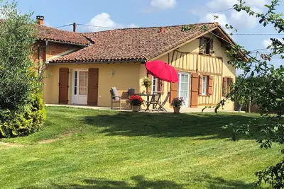 Image de Maison de campagne, jardin clôturé.